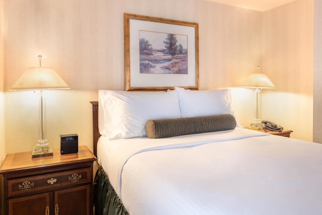 Deluxe Queen Room